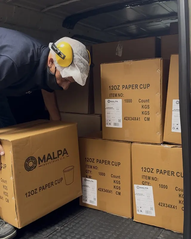 Cajas de vasos MALPA cargadas en el camión de despacho