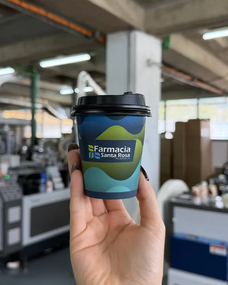 Vaso con tapa de Farmacia Santa Rosa en la planta