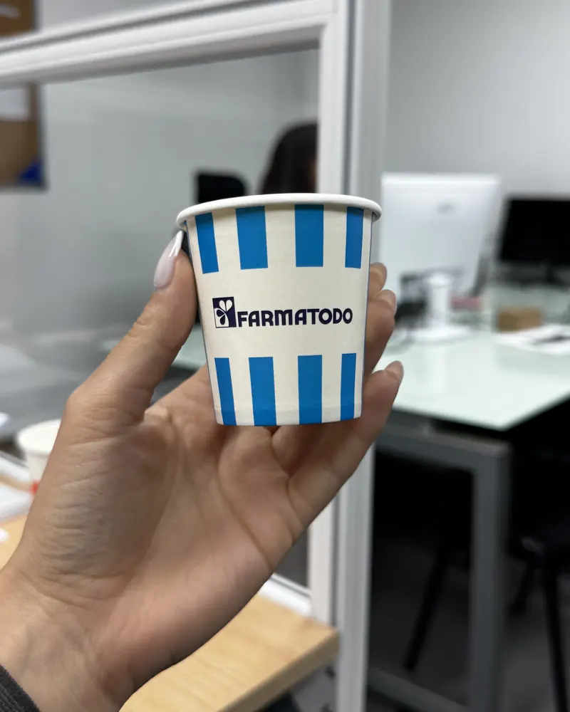 Vaso pequeño de Farmatodo con rayas azules