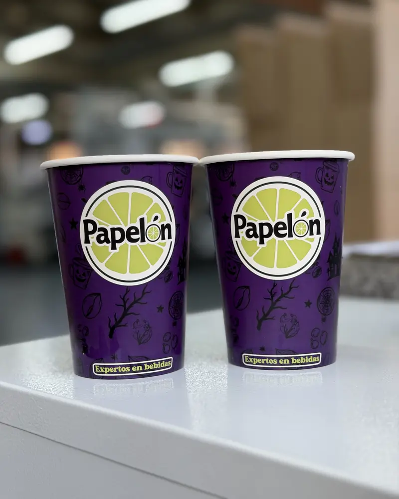 Dos vasos morados de Papelón sobre una mesa de la planta