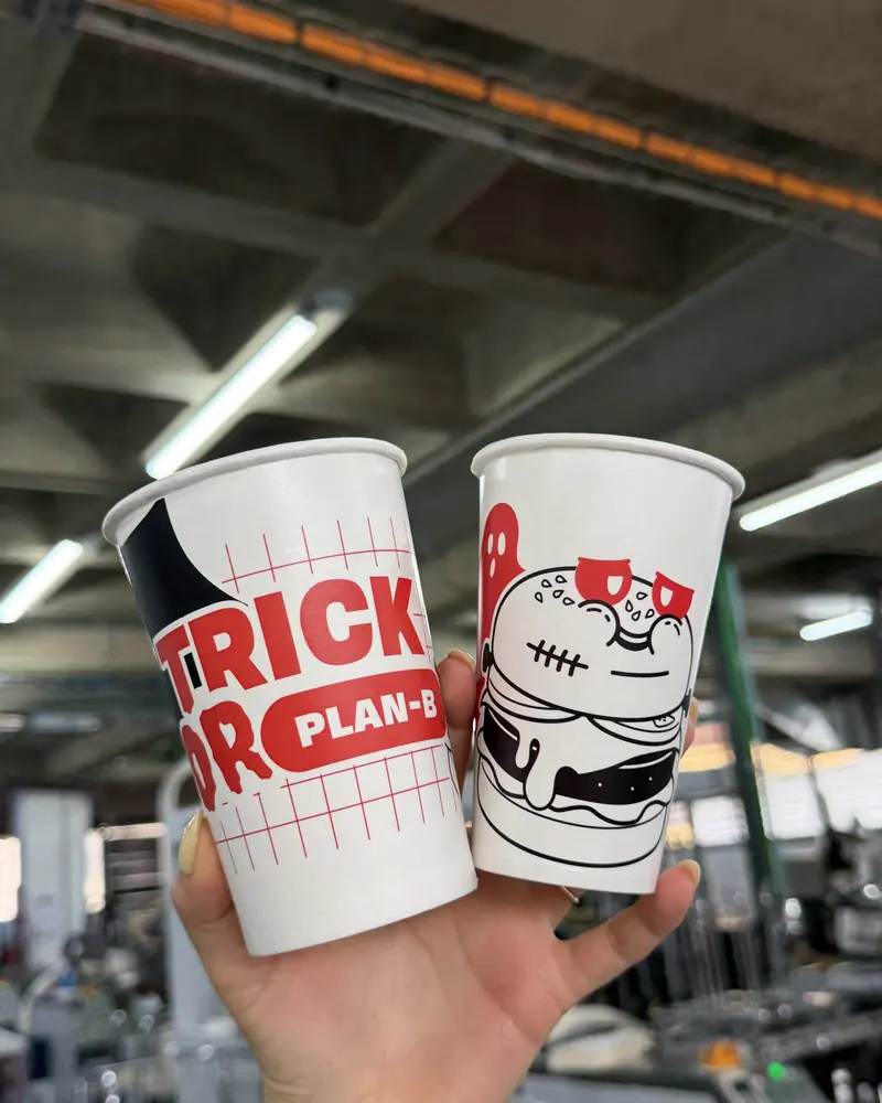 Dos vasos de Plan-B con ilustraciones de Halloween